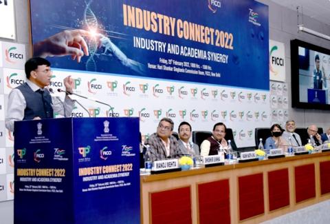 Dr. Mansukh Mandaviya, Hon. Minister of HFW and C&F, Govt. of India addressing Industry Association and Academia on the occasion of Industry Connect jointly organised by CIPET and FICCI on 25.2.2022
